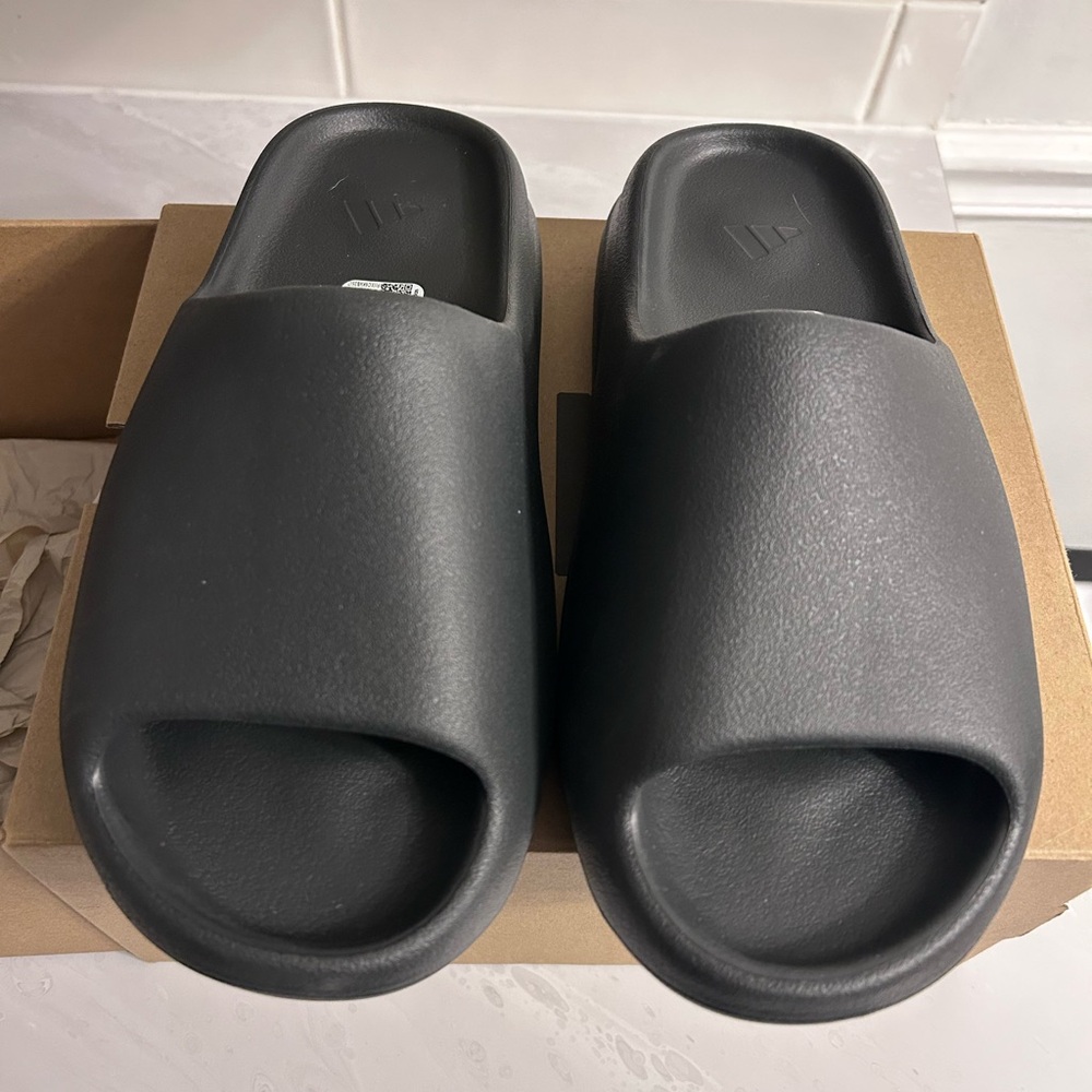 Adidas Men’s Yeezy Slide - Size 9